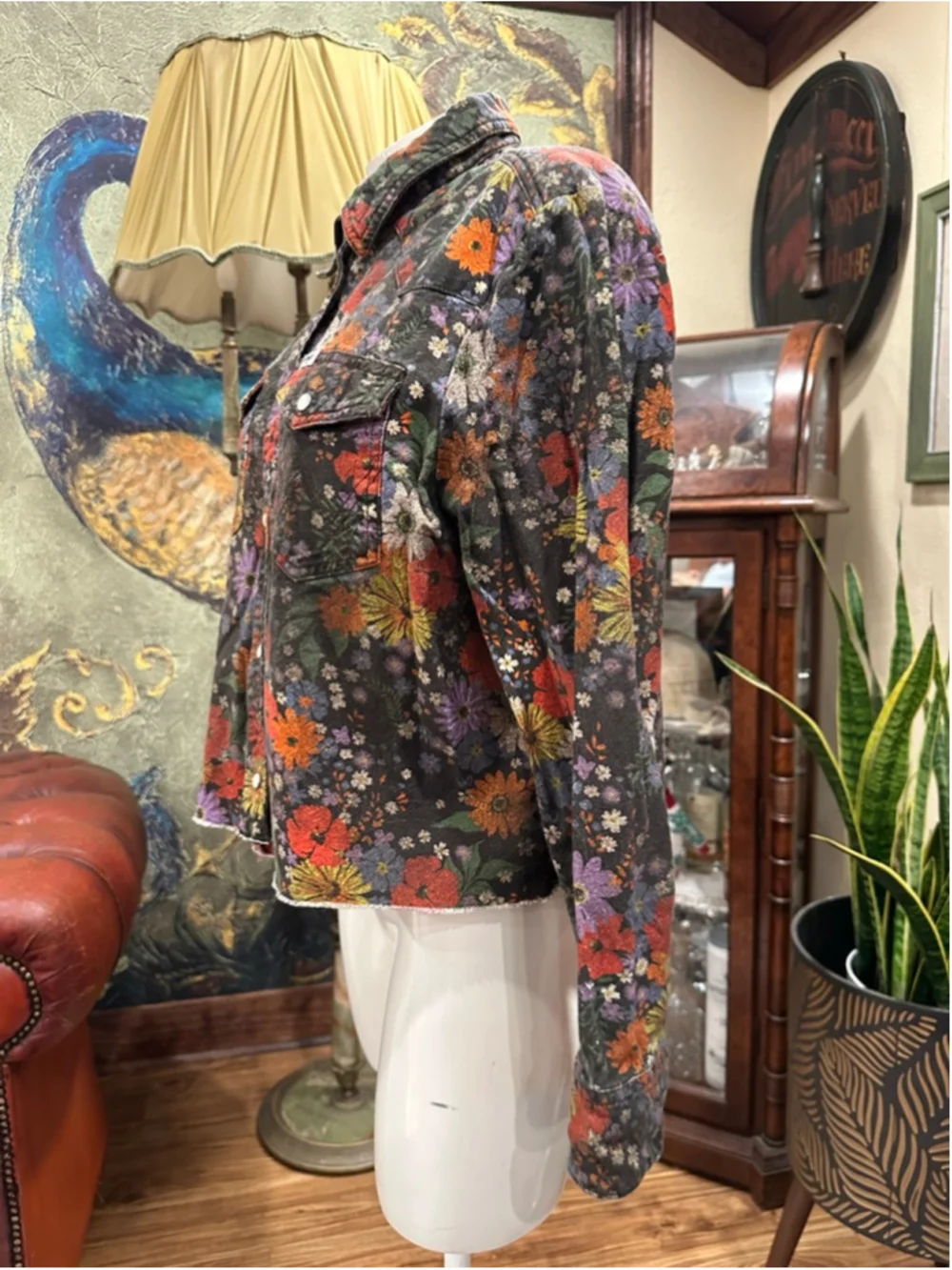 Wrangler Western Floral Raw Hem Cropped Denim Shirt - Picture 6 of 12